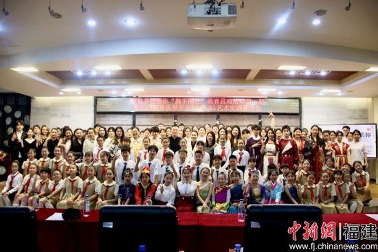 图为音乐会大合影。福大至诚学院 供图 图为音乐会大合影。福大至诚学院 供图